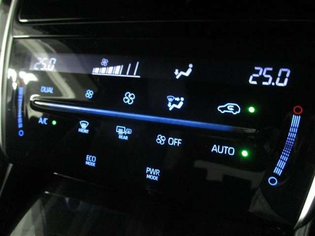簡単操作で車内を快適、適切な温度にしてくれるオートエアコン。更に左右独立の温度設定が可能です。