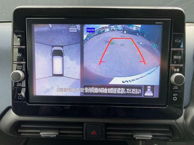 上からまる見え！アラウンドビューモニターの画像です。純正ナビに映してあります。お車を真上から見たような映像を映し出す事によって、車両の周囲を確認し、駐車時や発進時の運転をサポートします。