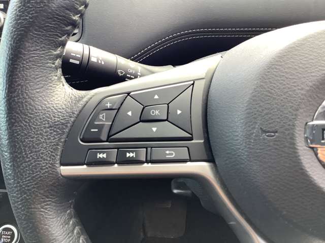 オーディオなどの操作を画面タッチしなくても手元のスイッチで操作可能です。視線の動きが少なく安全運転の貢献します。