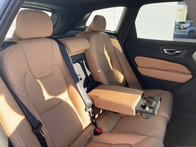 リヤシートはシアター方式を採用し、フロントシートより若干高めにレイアウト。後席の方にも前方の視界を盛況することで安心感を提供し、コミュニケーションのし易さも向上します。