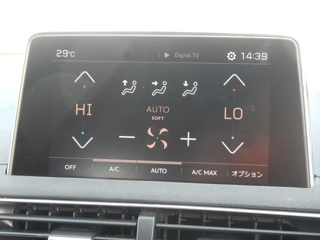 運転席側と助手席側とで個別に温度設定ができるデュアル式オートエアコン♪