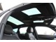 コックピットルーフ」と呼ばれるガラスのルーフは、運転席、助手席、リアの3分割となっていて、どこに座っていても、真上の空を眺めることができます。