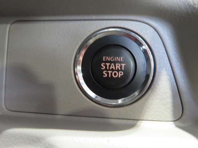 ブレーキを踏んでボタンを押せばエンジンスタート！