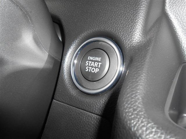 便利なキーレスプッシュスタートシステム。リモコンキーを携帯してドアのボタンを押せば施錠、解錠ができ、エンジンスタートもスイッチを押すだけなのでとても便利です。盗難防止装置のイモビライザー付きです。
