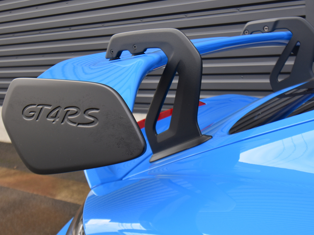 リアウィング、カーボンファイバー強化プラスチック（CFRP）製の固定式GT4 RSリアウィング、エクステリア カラー同色、「GT4 RS」ロゴを含むブラックのサイドプレート