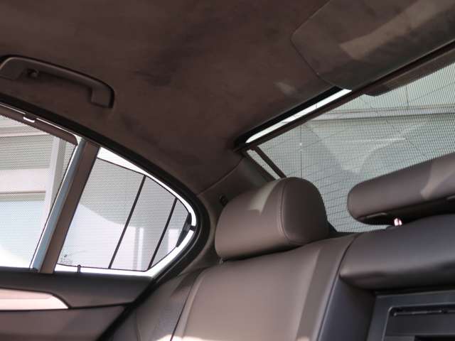 後席にお乗りの方に降り注ぐ直射日光を遮ってくれる、ローラーブラインドを装備。リアガラスのブラインドは電動で、運転席からスイッチで操作が可能です。リアドアガラスは手動となります。