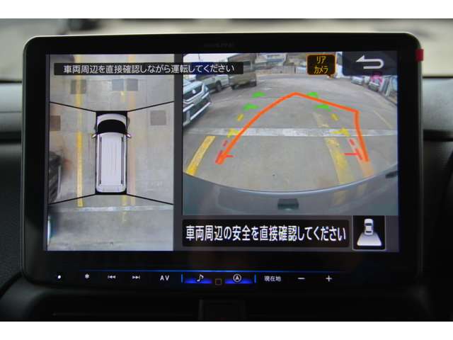 マルチアラウンドモニター（移動物検知機能付）が付いています。運転席から視認しにくい周囲の状況をモニターに表示。安全を確認しながら駐車を行うことができます。