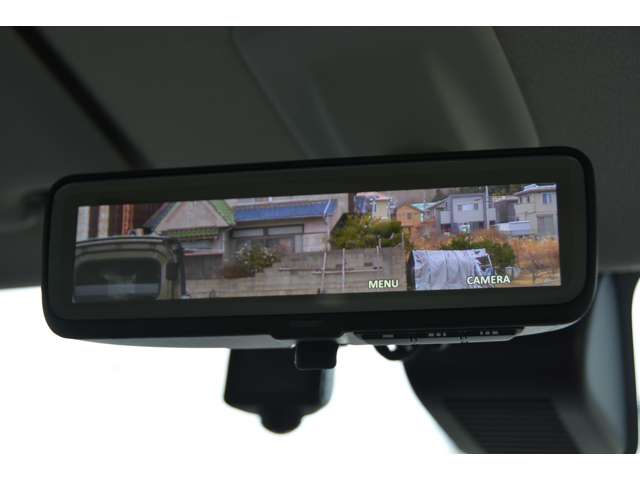 デジタルルームミラーが付いています。ラゲッジルームの荷物で後ろが見にくい場合や、夜間や雨天のときに、リヤカメラの映像に切り替えれば、後方の視認性を高めて安全運転をサポートします。