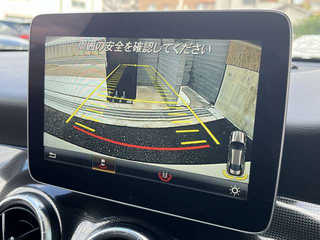 ◆リアビューカメラ『バックで駐車する際に便利なバックビューカメラを装備しております♪障害物が近づくとアラーム音とナビ画面に距離を表示して教えてくれます♪駐車が苦手な方も安心して運転できますよ♪』