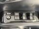 【パワーウィンド】運転席についている窓のスイッチは各窓の開閉をボタン一つで行うことができます。