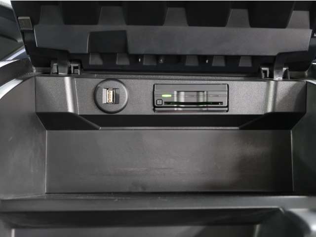 運転席前の収納スペースにETC車載器　USB接続ポートあり
