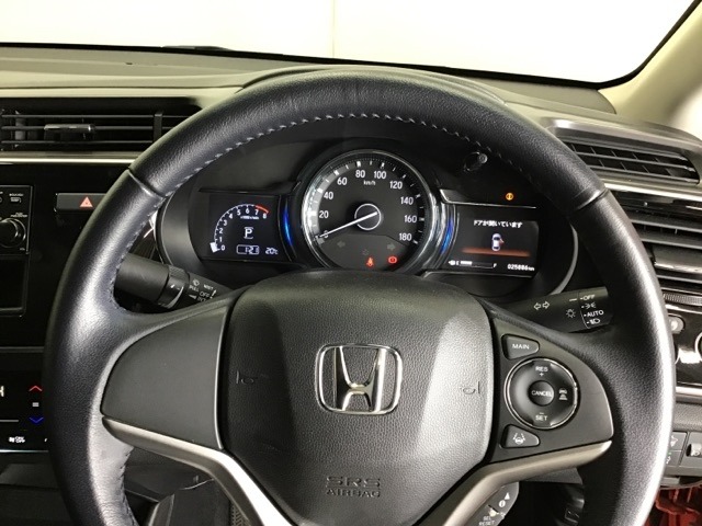 ステアリング右手側に安全運転支援機能のホンダセンシングをコントロールするスイッチを配置、視線を逸らすことなく運転に集中できます。