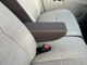 フロントシートにはセンターアームレスト付き、長時間の運転で疲れた腕を乗せてください。