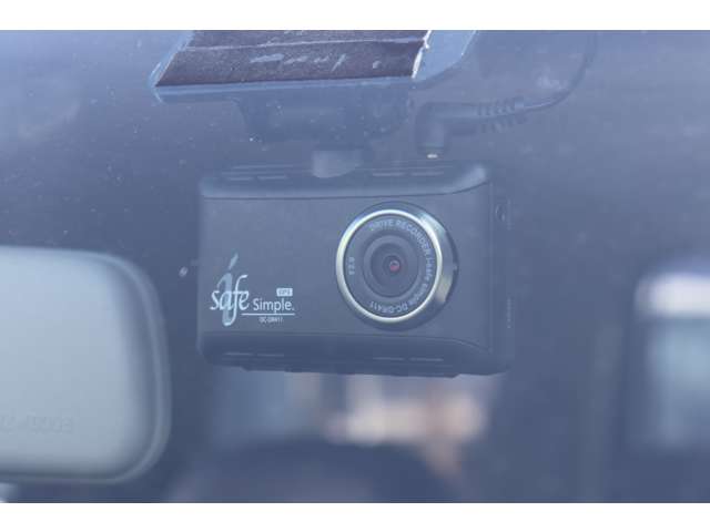 【ドライブレコーダー】安心・安全なカーライフに必須のドライブレコーダーを装備。走行中はもちろん、あおり運転や事故に遭遇した際の状況も映像で記録し、万一のリスクに備えます。