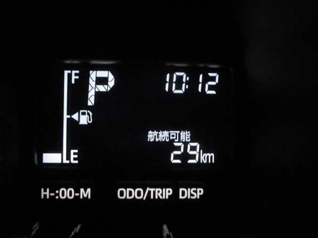 ディスプレイには、平均燃費、外気温、航続可能距離などの情報が表示されます。