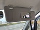 運転席のバイザーには鏡とカードバインダーを装備。身だしなみのチェックが可能ですね。