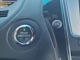 ２０１５年モデルよりプッシュスタートが標準装備化されました！　エンジンスタートボタンの右にあるボタンは助手席Ａピラーにあるフロントサイドモニターの切り替えボタンです。