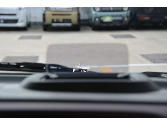 ヘッドアップディスプレイ(カラー)付き。運転席前方のダッシュボード上に、車速、シフトの位置や警告などの情報をカラーで表示します。