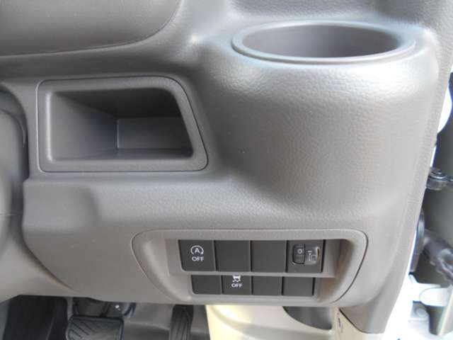 運転席右側です！固定式のドリンクホルダーを採用！お飲み物も手に取りやすい位置が嬉しいポイント！下側にはアイドリングストップスイッチやライトのレベライザーを設置！ちょっとした小物入れが便利！