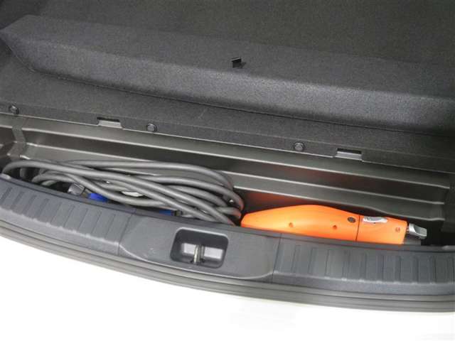 充電には専用コネクターを使用し、ケーブルの収納スペースも車内に設けられています。