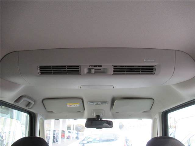リヤシーリングファンとは、後席乗員に風を送る装置です。 エンジンスイッチの電源モードがONのときに使用することができ、風向きと風量(3段階)の調整ができます