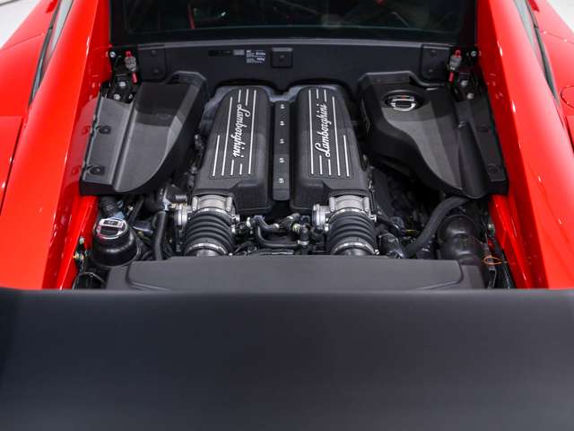 V10エンジンから放たれる鼓動は、ドライバーを陶酔の極みへと導きます。