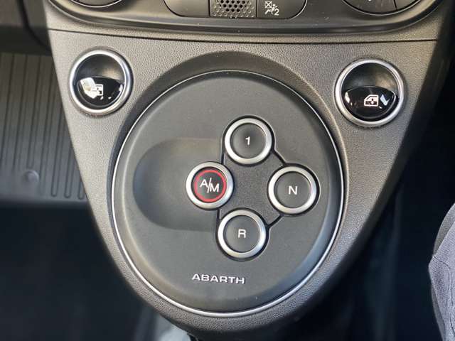★プッシュボタン式シフト★アバルト特有のプッシュボタン式のシフトです。初めて乗る方は戸惑いますよね。