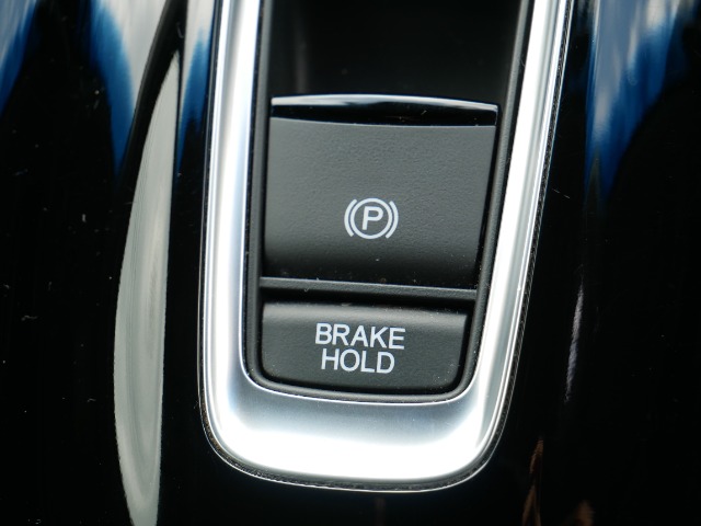 【電子制御パーキングブレーキ】スイッチ操作でパーキングブレーキをオン/オフ。発進時、運転席のシートベルトが着用されている時アクセルを踏めば自動的に解除されます。