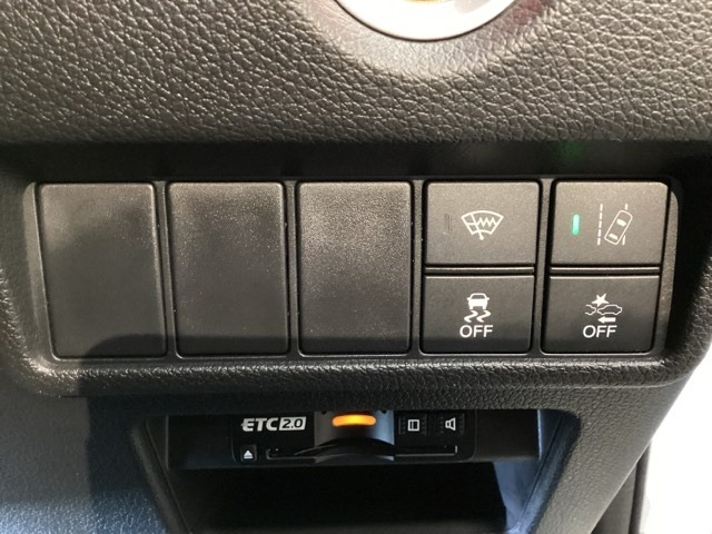 エンジンスタートスイッチの下には、Hondaセンシング用のＶＳＡ（ABS＋TCS＋横滑り抑制）解除スイッチとレーンキープアシストシステムなどのメインスイッチを装備しています。