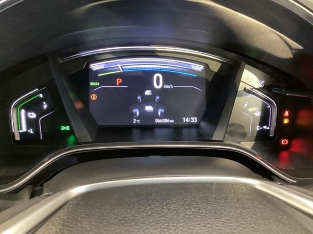大型のスピードメーター内のインフォメーション画面で、燃費やオドメーターなどの表示の他に、標識認識機能やＥＣＯドライブディスプレイなどの表示もできる多機能なマルチインフォメーション・ディスプレーです。
