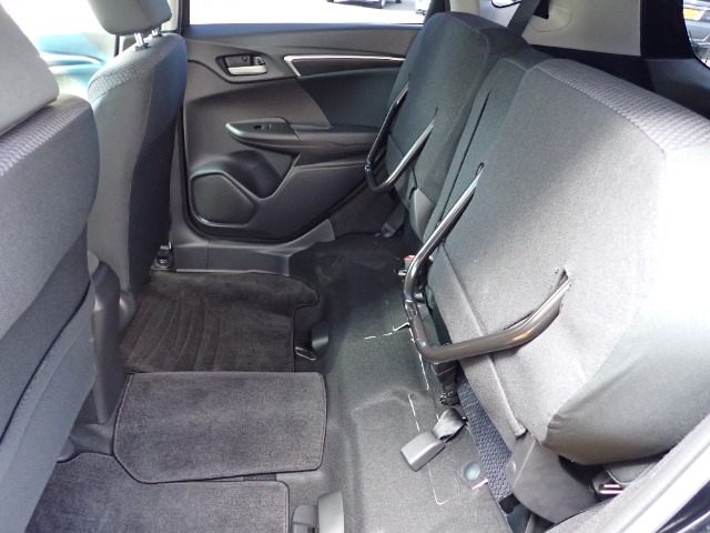 ◆チップアップ＆ダイブダウン機構付【ULTR SEAT】は後席座面を左右分割で跳ね上げることができます。トランクで積載できない背の高い荷物をラクラク収納できます。ホンダ車ならではの人気装備です。
