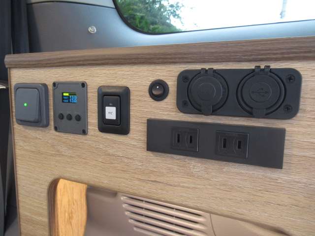 メインスイッチ、電圧計、メインサブ切替スイッチ付き！！USB DCソケットが装備しております！