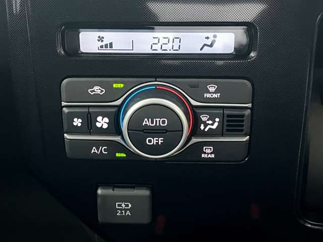 空調は、オートエアコン装備です！操作も簡単♪車内も年中快適に過ごせますよ！