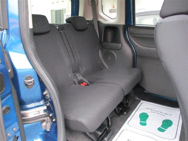 ☆リヤシート左右分割ロングスライド☆リヤシートの左右席を別々にスライド可能。荷物の大きさに応じて、荷室スペースのアレンジができます。
