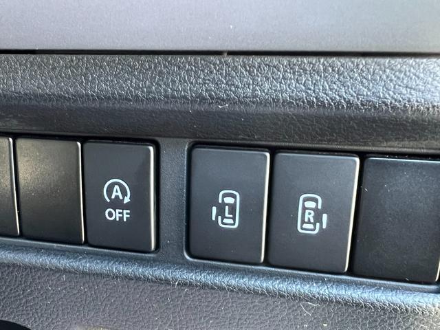後席スライドドアの開閉操作は運転席側のこちらのスイッチから操作が可能です。