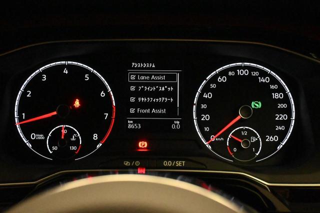 視認性の高いスピードメーターとタコメーター。中央部のマルチファンクションインジケーターは、時刻瞬間平均燃費、走行距離、平均速度、運転時間、外気温などが表示できます。