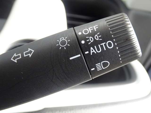 【オートライト】オートライト付です。手元での操作なしでヘッドライトのON/OFFできます。トンネルでの点灯・消灯忘れ防止に役立ちます！