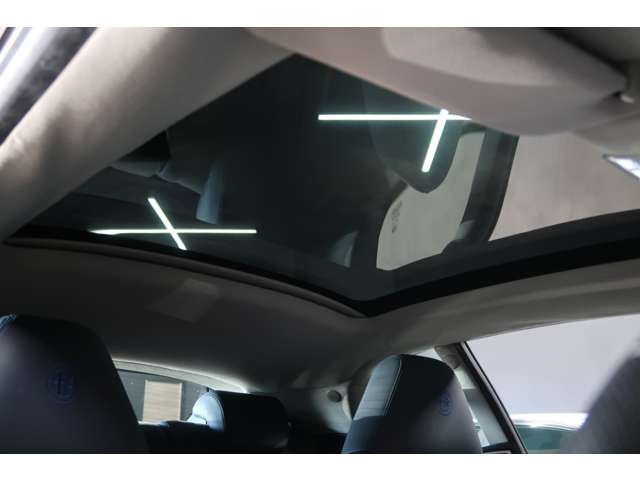 ●『パノラミックガラスルーフ』外からの光が入り開放的な室内空間を演出してくれます！ドライブが楽しくなります♪