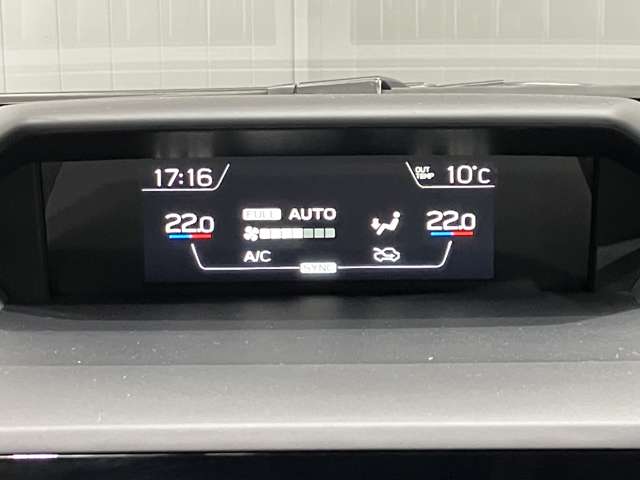 【デュアルオートエアコン】温度表示はメーターで確認 運転席と助手席とそれぞれ温度設定が可能！