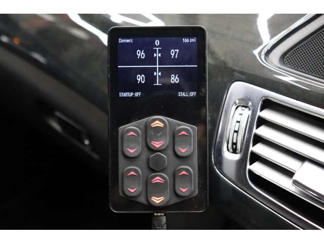 専用のアプリを使用して、スマートフォンやタブレットから車外からでも車高を見ながら調整することもできます！
