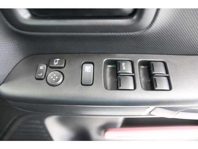 【電動格納ミラー】ボタン一つでミラーの開閉が可能。お好みの位置に微調整して安全運転出来ますね♪