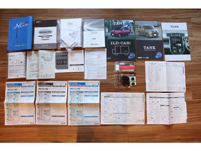 取り扱い説明書（車両・ナビ・ドラレコ・他）メンテナンスノート・保証書など書類多数有ります♪この年式で過去のトヨタディーラー点検整備記録簿合計５枚有ります！！もちろん今回のトヨタ車検整備記録簿も発行！！