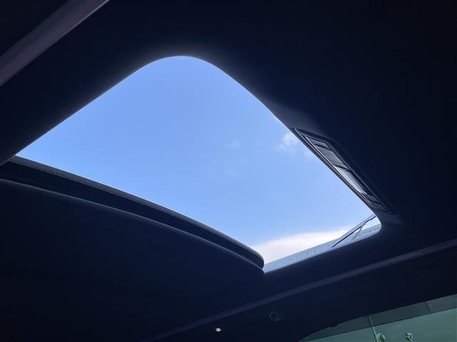 【 サンルーフ 】解放感溢れるサンルーフ♪車内には爽やかな風や太陽の穏やかな光が差し込みます♪