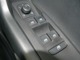 ドアミラーの調節スイッチです。左ミラーにはパーキングサポート機能付き。パワーウィンドウはそれぞれ席でオート開閉します。