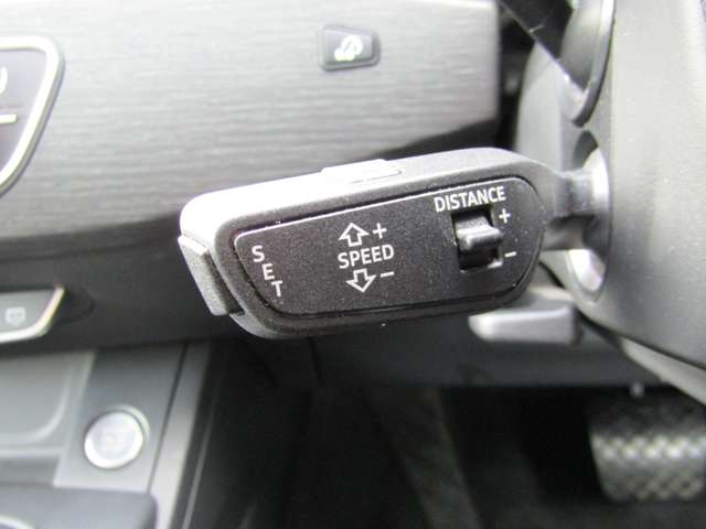 「アダプティブクルーズコントロール」には、渋滞時にアクセル／ブレーキだけでなくステアリングの操作にも介入してドライバーの負担を軽減する「トラフィックジャムアシスト」の機能も備わっています。