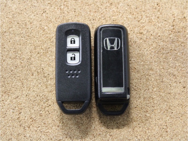スマートキーが付きます。携帯しているだけでドアの施錠・開錠、ＩＧのＯＮ・ＯＦＦができて便利です。