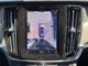 360°ビューカメラ　車両の周囲に装備されている4個のカメラを使用して、車両を真上から見下ろしている画像を作成し、センターディスプレイに表示します。