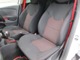 助手席でのドライブも快適です。スポーティな赤いシートベルトがお洒落です。