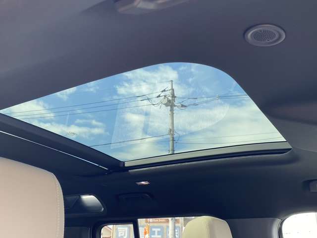 《スライディングパノラミックルーフ》車内に気持ちいい自然光が差し込み、頭上に広がる風景をお楽しみいただけます。ダークカラーのガラス、電動ブラインド付き！