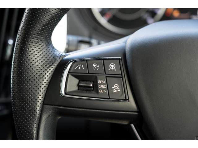 前車追従型のクルーズコントロールを装備しておりドライブ中でもステアリングから手を離さず操作が可能です。パドルシフト付です。